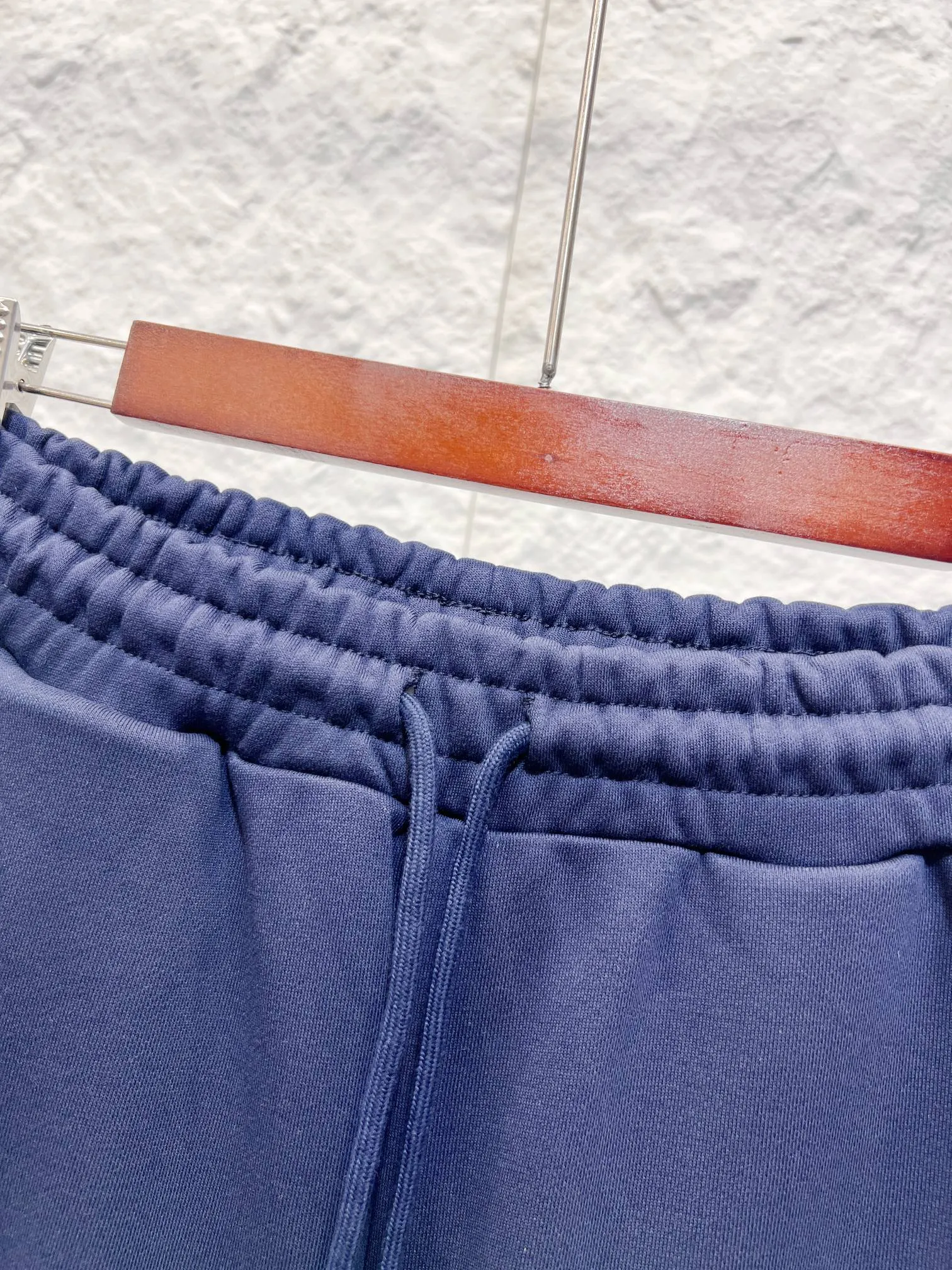 Brunello Cucinelli (In Stock for a long time and has not been removed from the shelves) (BC) These wide-leg sweatpants are made of high-count double-ply Xinjiang long-staple cotton blended terry sweatpants. They are pre-shrunk and washed. They are not easy to deform and have a strong drape feeling. They are the Classic knitted base fabric of BC casual pants. VFactory process name: Double-layered widened elastic waist with drawstring + built-in non-slip webbing waist technology Waistband: double-layered ribbed widened waist, built-in elastic + cotton drawstring, metal beer nozzle at the end of the drawstring, the industry collectively refers to the metal head drawstring waist technology Side seam pockets: diagonal insert type Loose casual wide-leg trousers for men and women Same Style Color: Black linen Gray Navy Blue Sizes: S-3XL Max. catties (worry-free after-sales)